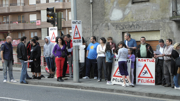 basauri_kareaga_cruce_protesta_vecinos