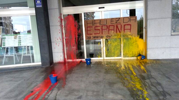 basauri_ayuntamiento_ataque_pintura_dic_2013