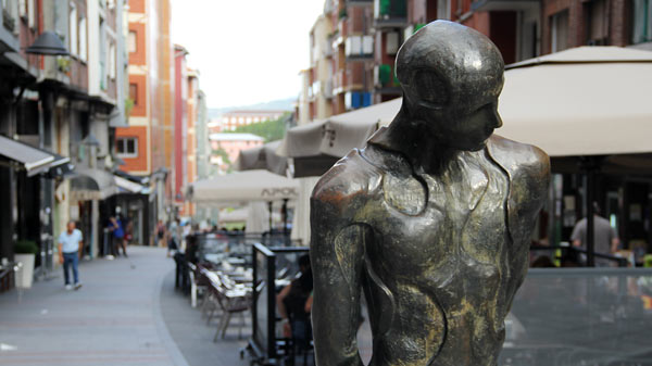 basauri calle balendin berriotxoa caminante estatua